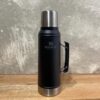 Termo Stanley Classic  950 ml Negro con Asa y tapón cebador